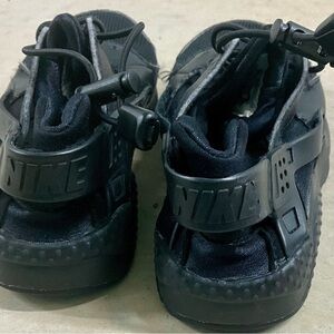 Nike Kids Black Huarache Shoes Size 13.5